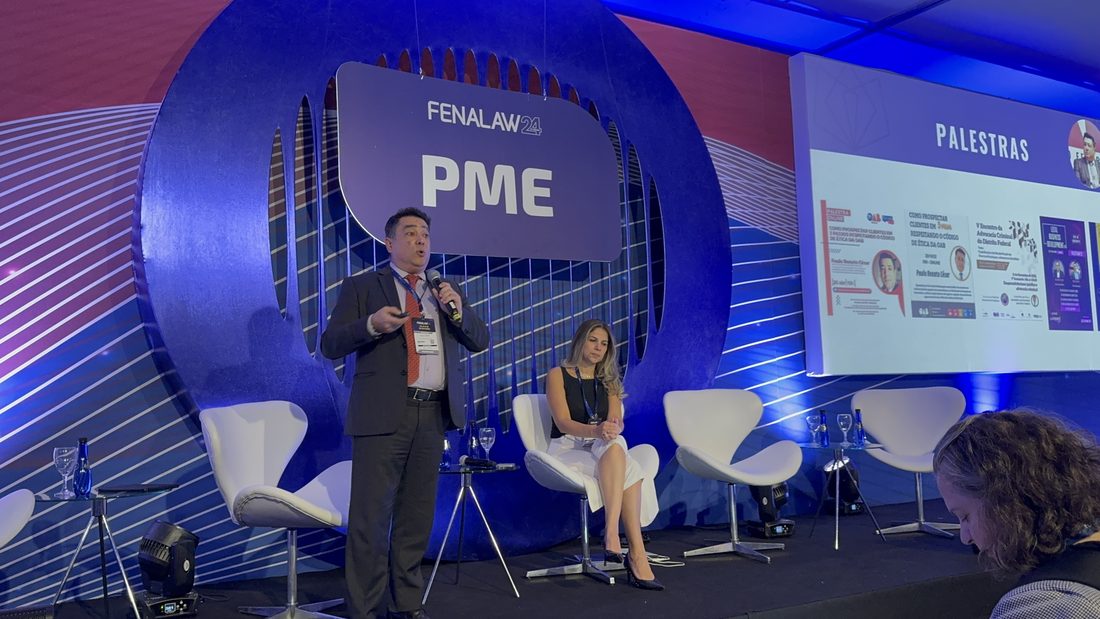 Paulo palestrando no palco PME da Fenalaw 2024